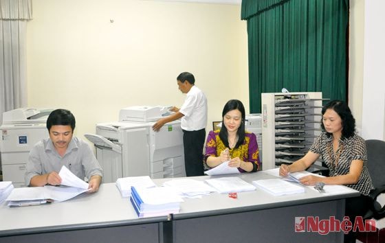 Chuẩn bị tài liệu phục vụ hội nghị tại Văn phòng Tỉnh ủy.