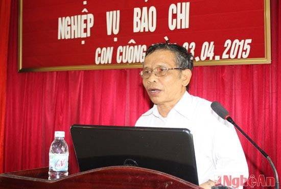 Đồng chí Phùng Văn Mùi- Phó trưởng ban Tuyên giáo huyện ủy Con Cuông khai mạc lớp tập huấn