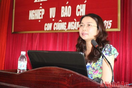 Đồng chí Nguyễn Thị An Nhân- Phó phòng Báo Nghệ An điện tử trao đổi những kỹ năng làm báo điện tử