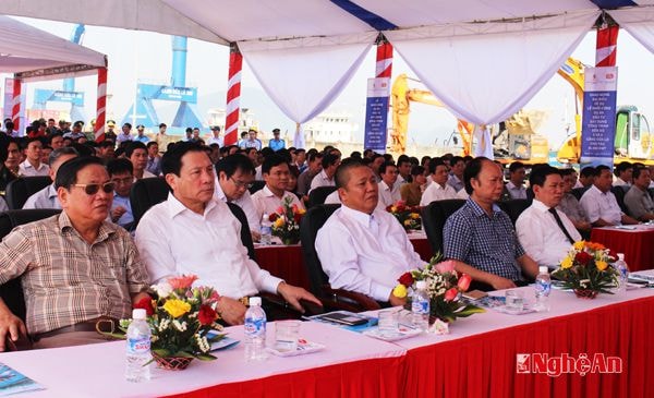 Các đại biểu dự buổi lễ