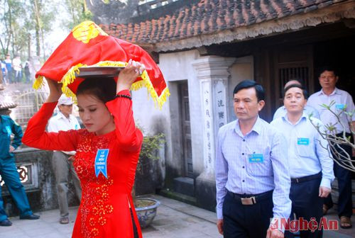 Lãnh đạo huyện Diễn Châu dâng lễ vật lên Vua An Dương Vương 