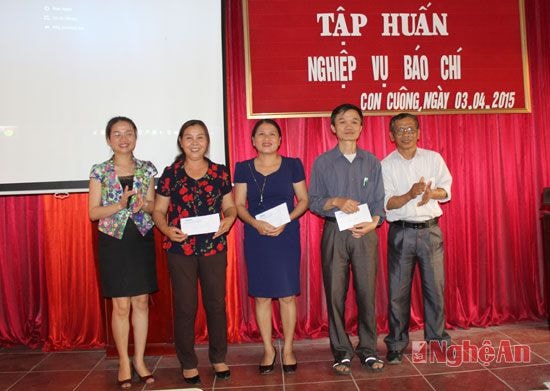 Ban tổ chức lớp tập huấn trao thưởng cho các nhóm tác giả có tác phẩm thực hành tốt