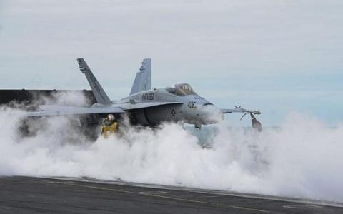  Một chiếc F-18 của Mỹ hạ cánh xuống tàu sân bay USS  Theodore Roosevelt của Mỹ (Ảnh AFP)