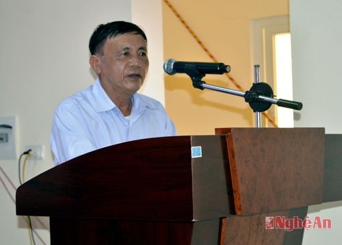 Ông Trần Văn Thành - Chủ nhiệm CLB dân ca xã Phúc Thành (Yên Thành) cảm ơn nghĩa cử của cựu học sinh trường Phan Bội Chấu vì sự trường tồn của ví, giặm