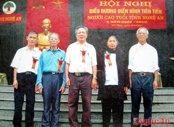 Cụ Nguyễn Thị Vân (thứ 2, phải sang) tại Hội nghị biểu dương điển hình tiên tiến người cao tuổi cấp tỉnh