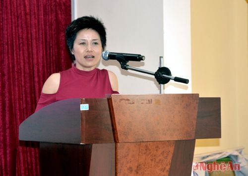 Chị Phan Ngọc Minh chia sẻ ý nghĩa  của hoạt động chung tay quảng bá ví giặm của cựu học sinh trường Phan