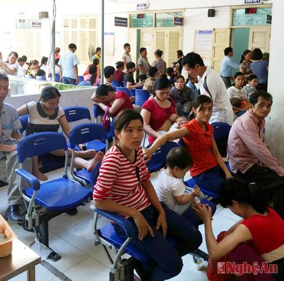 Phụ huynh đưa trẻ đi khám tại Bệnh viện Sản Nhi.