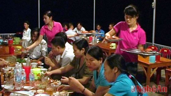 Những đầm nuôi tôm, cua vắng vẻ nay là hệ thống nhà hàng đặc sản biển 4 mùa.