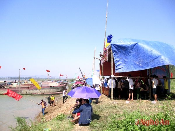 Tuy thời tiết những ngày đầu hè khá nắng nóng song không ngăn được niềm vui hân hoan trẩy hội của người dân nơi đây