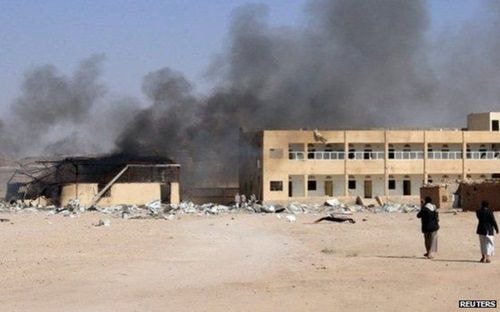 Khói bốc lên từ các cuộc giao tranh tại thành phố Aden (Ảnh: Reuters)