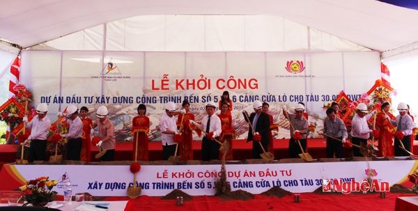 Các đại biểu tiến hành động thổ khởi công Dự án