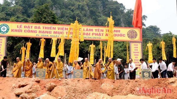 Các đại biểu thực hiện nghi lễ động thổ đặt đá Thiền viện Trúc lâm Yên Thành