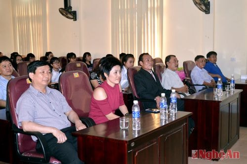 Đại diện BGH, các thế hệ học sinh đã tham gia buổi lễ