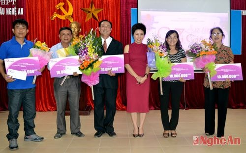 Đại diện Hội Cựu học sinh trường Phan Bội Châu trao quà cho 5 câu lạc bộ