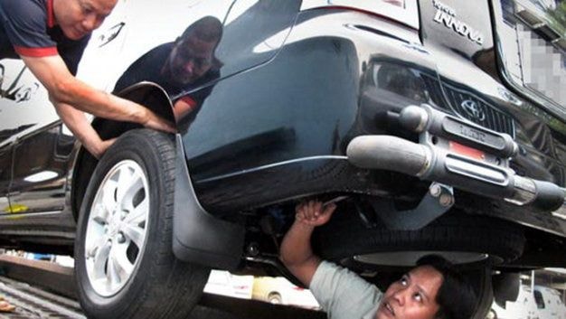  Toyota Việt Nam đang cân nhắc ngưng sản xuất ôtô tại VN. Trong ảnh: Kiểm tra xe Innova, một dòng xe được sản xuất tại VN, trong gara ở Q.Phú Nhuận, TP.HCM - Ảnh: T.L