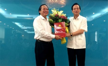 Bí thư Đảng ủy Khối các cơ quan TƯ Đào Ngọc Dung trao quyết định cho Thứ trưởng Trương Minh Tuấn. Ảnh: T.Cầm