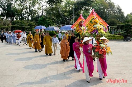 Dâng hoa tại khu di tích Kim Liên