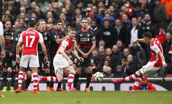 Ozil ghi bàn đẹp mắt trên chấm đá phạt hàng rào. Ảnh: Reuters.