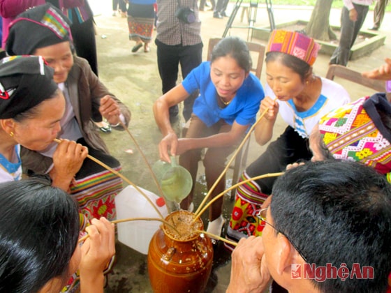 Hội rượu cần ở bản Nưa.