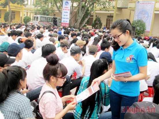 Sinh viên ĐH Vinh phát tờ rơi tư vấn tuyển sinh cho học sinh trường THPT Quỳnh Lưu 1