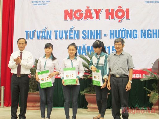 Đại diện Trường ĐH Vinh và Trường THPT Quỳnh Lưu 1 Trao quà cho học sinh nghèo vượt khó.