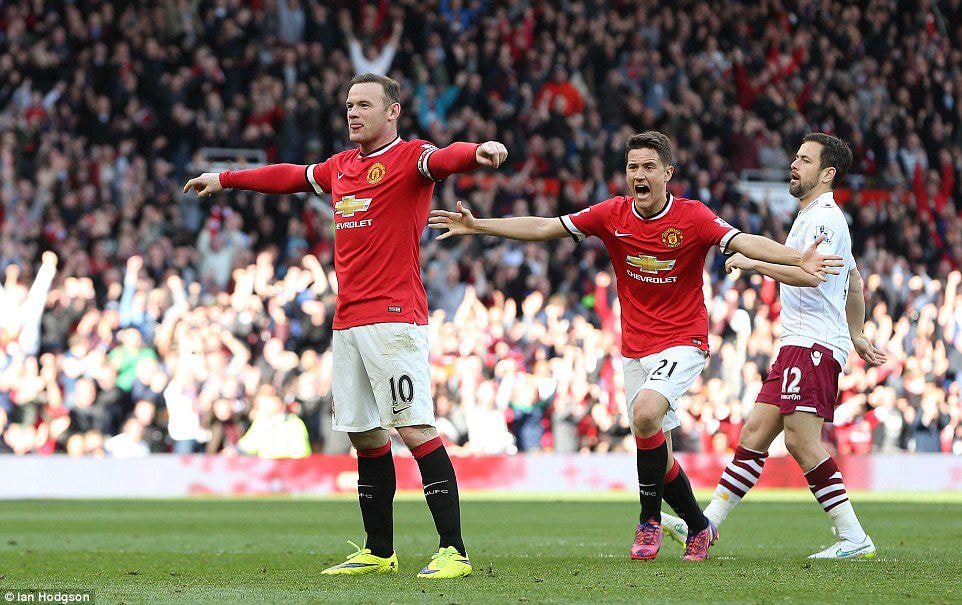 Rooney ăn mừng khi ghi bàn thắng thứ 2 cho đội chủ nhà. 