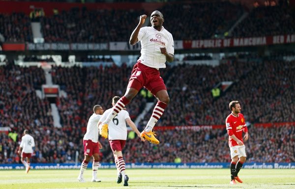 Benteke phấn khích sau khi phá lưới Man Utd. Ảnh: Reuters