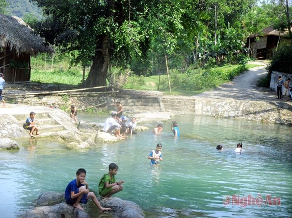 Khe Nước Mọc vào mùa du lịch.