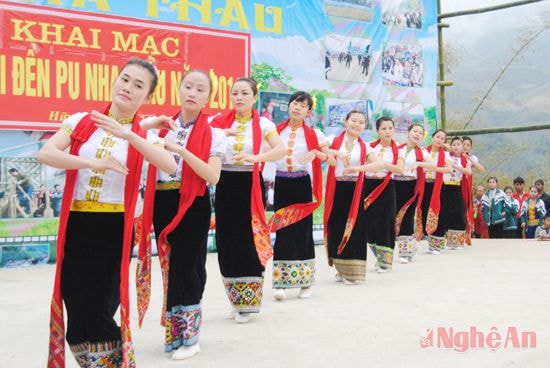 Tiết mục múa xòe của chị em phụ nữ bản Na Lượng (xã Hữu Kiệm- Kỳ  Sơn)