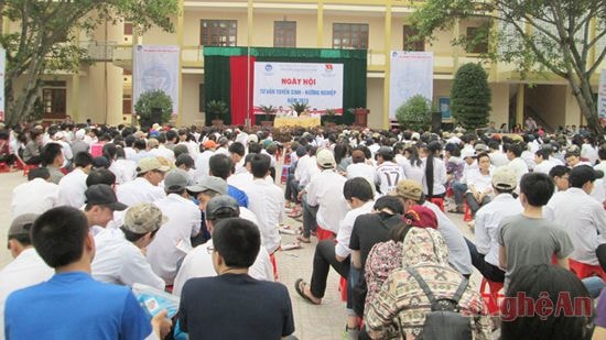 Toàn cảnh buổi tư vấn tuyển sinh.