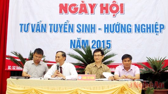Tổ tư vấn giải đáp các thắc mắc của học sinh.j