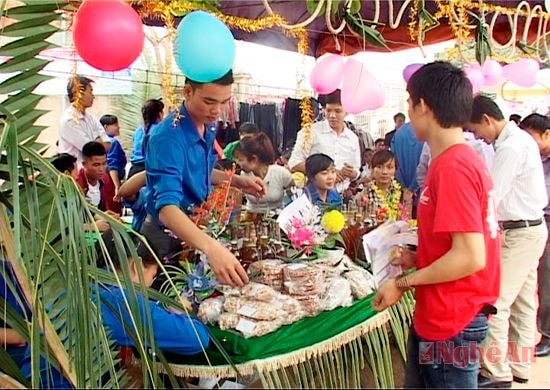 Một gian hàng với các sản vật của địa phương.