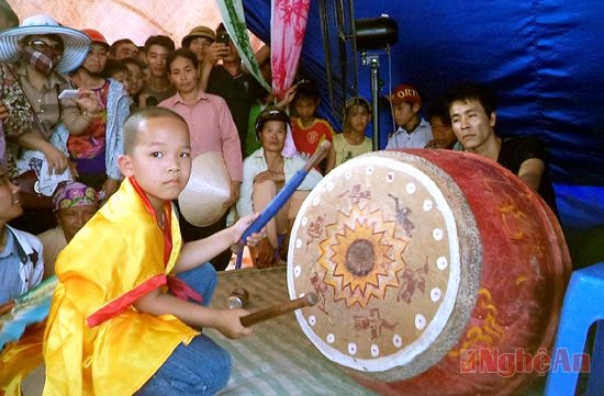 Cháu Đồng Văn Dương – 7 tuổi ở xã Long Thành với màn đánh trống tế  xuất sắc được  BTC và khán giả đánh giá cao .