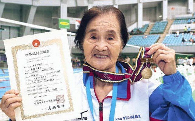 Cụ Mieko Nagaoka, 100 tuổi, đã hoàn tất chặng bơi dài 1.500m. (Nguồn: 517japan.com)