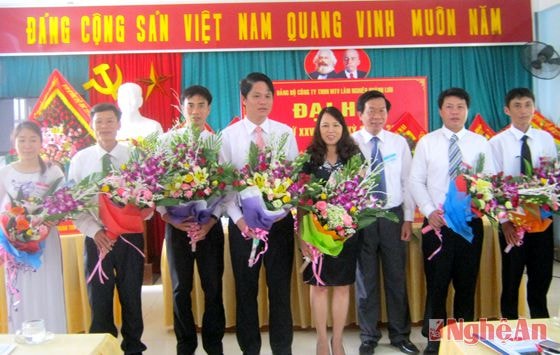 Bí thư huyện ủy Quỳnh Lưu chúc mừng BCH Đảng bộ Công ty TNHH MTV Lâm Nghiệp khóa mới