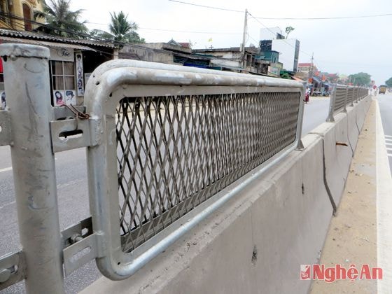 Lưới phản quang bị tháo ra và cột gập lại tại địa bàn xã Quỳnh Giang, huyện Quỳnh Lưu