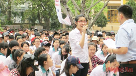 Một buổi tư vấn tuyển sinh tại Trường THPT Quỳnh Lưu 1. Ảnh: Thanh Toàn