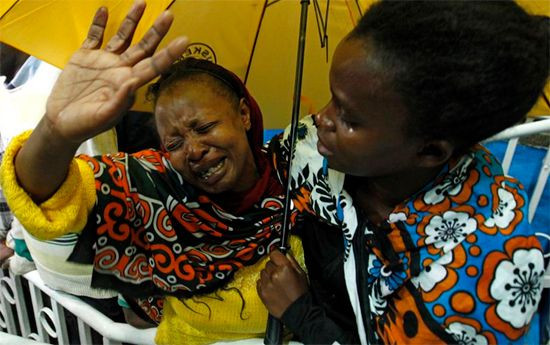 Một người mẹ có con thiệt mạng trong vụ thảm sát ở đại học Garissa vào rạng sáng hôm thứ Năm, ngày 2/4.  Ảnh: Reuters/Thomas Mukoya