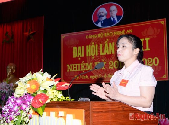 Đồng chí Phạm Thị Hồng Toan phát biểu tại đại hội