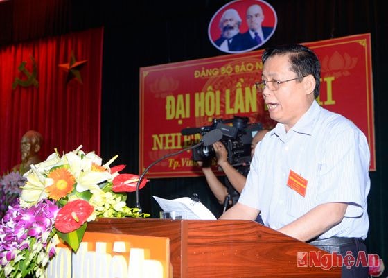 Đồng chí Lâm Văn Đoàn trình bày báo cáo
