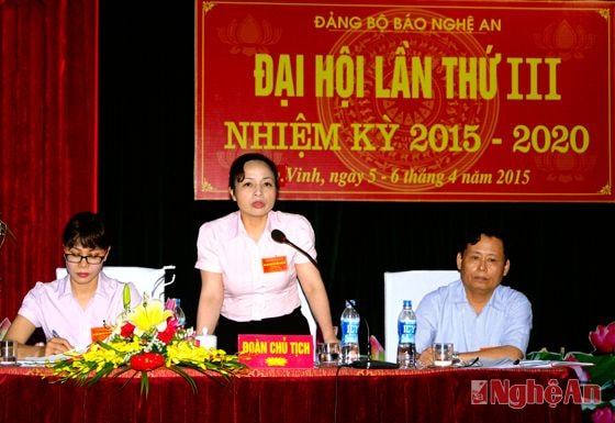 Các đồng chí chủ trì đại hội