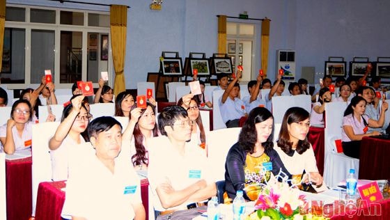 Các đảng viên biểu quyết