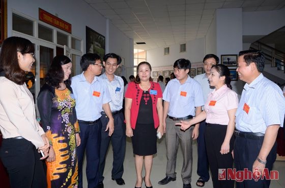 Các đại biểu trao đổi bên lề đại hội