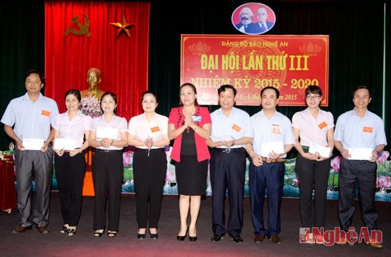 Trao thưởng cho các cá nhân có thành tích xuất sắc