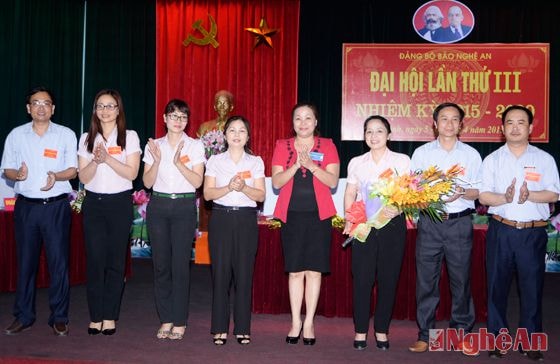Đảng ủy tặng hoa chúc mừng