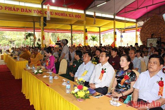 Các đồng chí đại biểu tỉnh và TP Vinh về dự buổi lễ