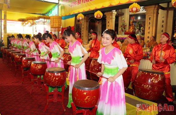 Màn trống chào mừng buổi lễ