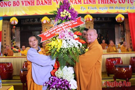 Hòa thượng Thích Thiện Nhơn, Chủ tịch Hội đồng Trị sự Trung ương Giáo hội Phật giáo Việt Nam tặng hòa chúc mừng trụ trì chùa Cần Linh