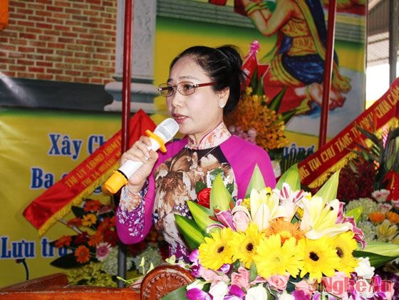 Đồng chí Đinh Thị Lệ Thanh, Ủy viên BTV Tỉnh ủy, Chủ tịch UBND tỉnh phát biểu tại buổi lễ