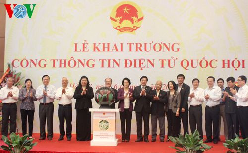 Chủ tịch Quốc hội Nguyễn Sinh Hùng và các đại biểu dự lễ khai trương Cổng thông tin điện tử Quốc hội